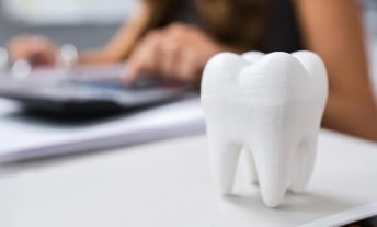 ¿Cómo usar Medicare para cubrir el servicio dental?