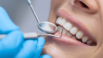 ¿Cuál es el costo de los implantes dentales de un solo diente y de boca completa (EE. UU.)?